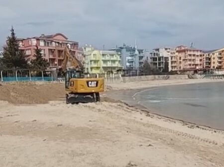 РИОСВ и МВР спряха багер, който разкопава ивицата на плаж Аурелия в Равда