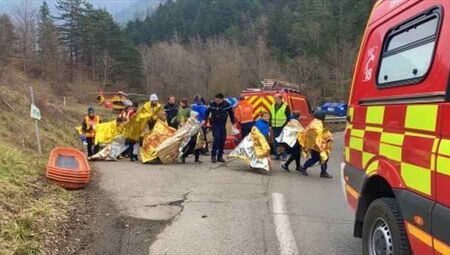 Автобус с 40 деца падна в река във Френските Алпи