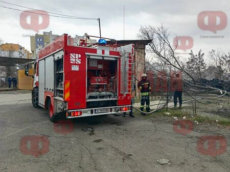 Пожарникарите вече са потушили огъня но гъстият дим се стели