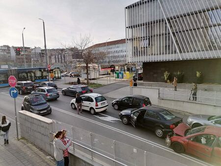 Удариха се три коли заради неспазване на дистанция Верижна катастрофа