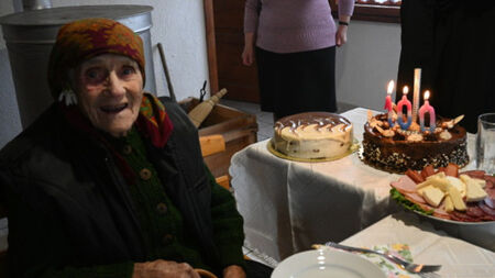 Най-възрастната фенка на „Ергенът“ стана на 101 години