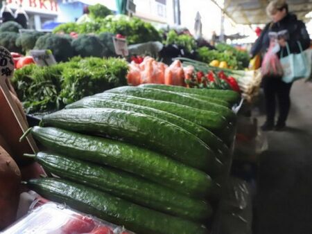 Храната по-скъпа със 7% от януари, но доматите и краставиците поевтиняват