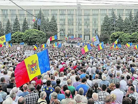 Протестиращи влязоха в сблъсък с полиция днес, има ранени Тежки