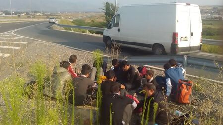 Заловиха бус с 37 мигранти на АМ "Струма"