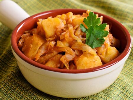 Рецепта за яхния със зеле и картофи