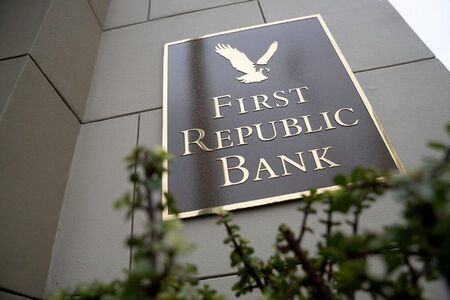 Срив на акциите на американската First Republic Bank с близо 65%