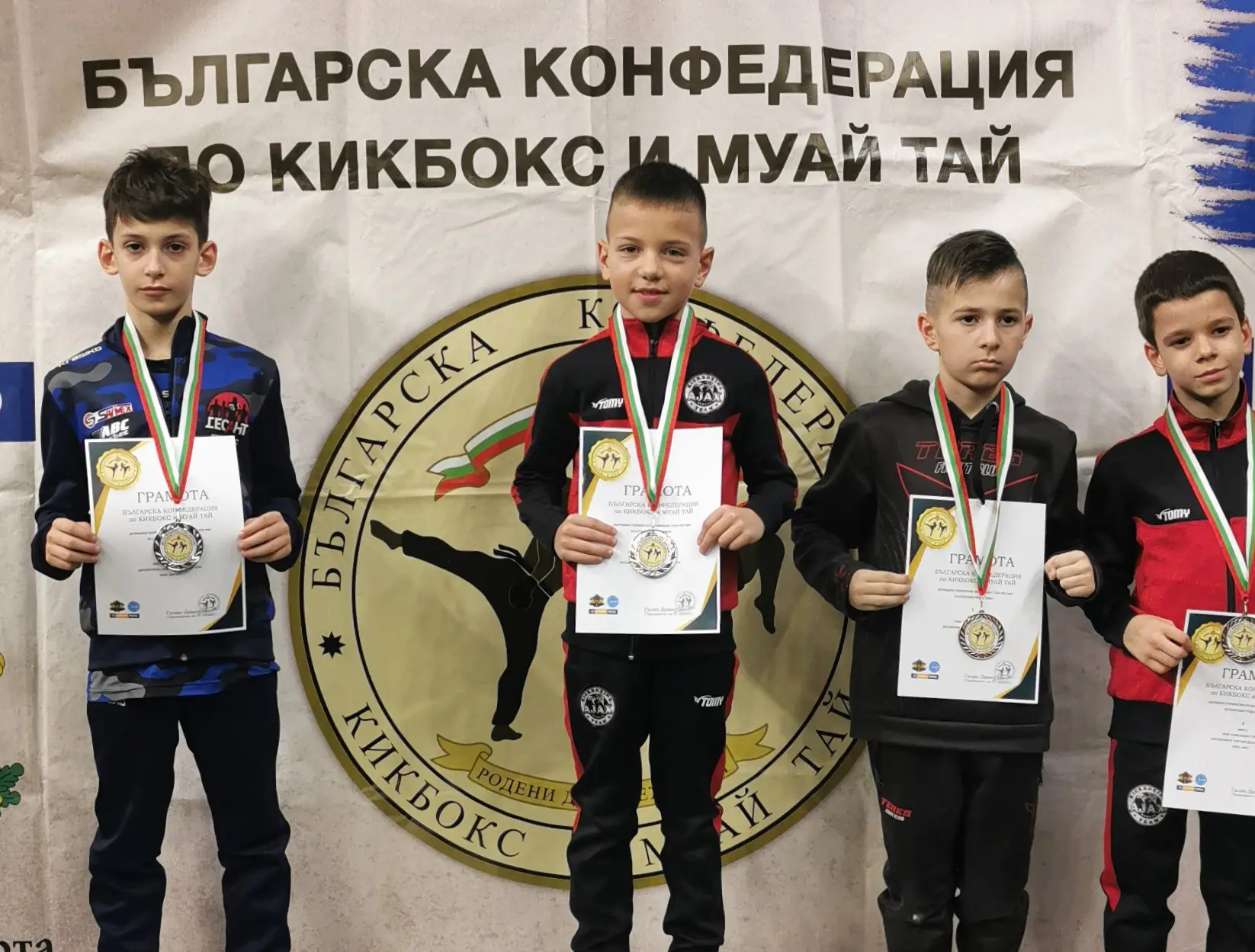 Младата надежда на СК Аякс Деян Дичев завоюва златото на Републиканско първенство по кикбокс
