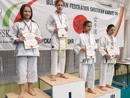 Гордост! Бургазлийката Ралица Ненкова грабна златото от националното първенство по Шотокан карате-до