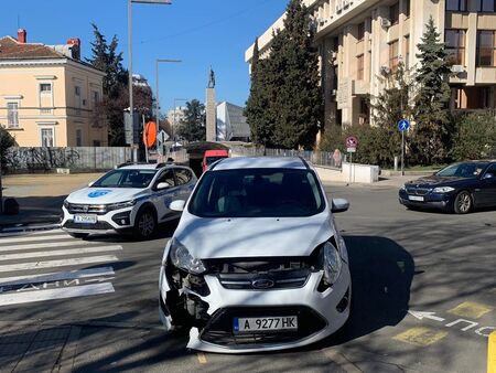 "Форд" и "Пежо" катастрофираха на изхода на подземната улица в Бургас