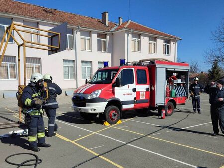 "Пожар" евакуира училище в айтоско село (СНИМКИ)