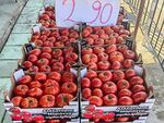 На търговец му писна от рекета на хипермаркетите, извади краставиците и доматите да ги продава на пътя, цената е...