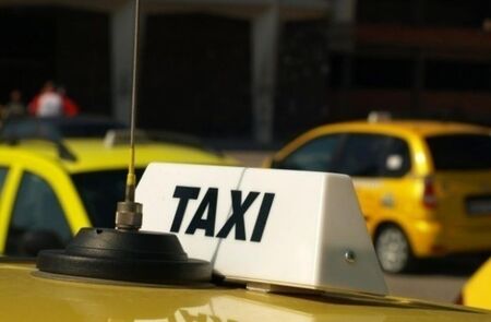 Таксиметров шофьор е пострадал при катастрофа на пътя Казанлък-Стара Загора