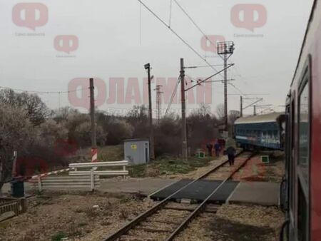Последният вагон на влака Варна - София дерайлира