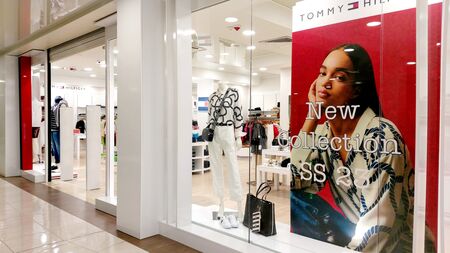 Пролет 2023 идва със свежи нюанси и модерни пропорции в корнера на Tommy Hilfiger в TRIA CITY CENTRE Бургас