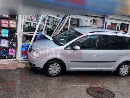 Кола се вряза в магазин на оживен пазар във Варна
