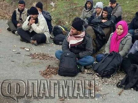 Полицаи откриха 14 мигранти в кола край Нова Загора