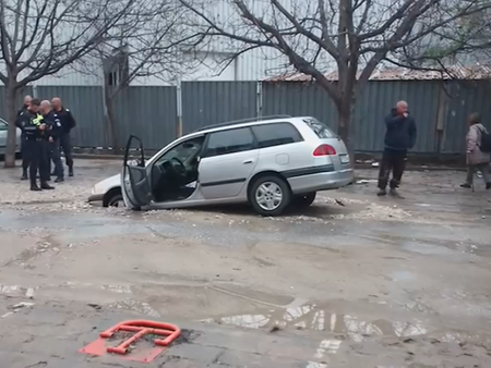 Кола пропадна в огромна яма в Пловдив след ВиК авария