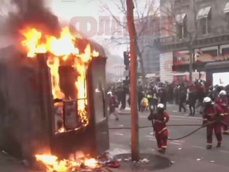 Близо 2 милиона протестираха във Франция, запалиха кметство