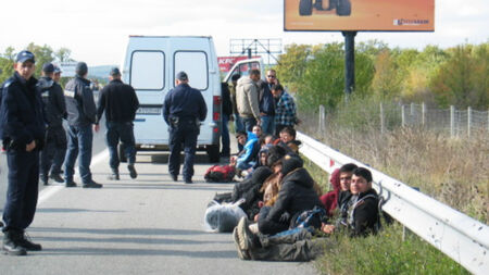 Осъдиха жена, превозвала мигранти на АМ „Тракия“