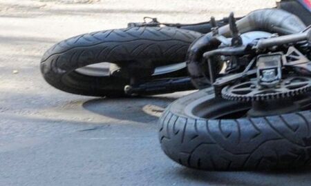 Моторист е в болница, след като се заби в стълб в Пловдив