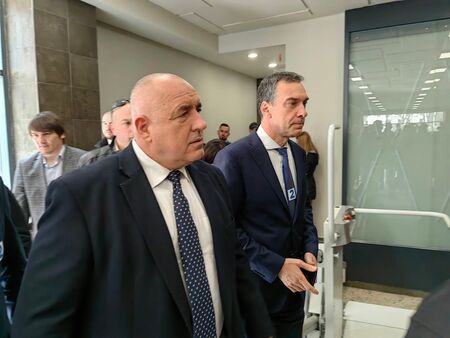 На живо във Флагман.бг: Лидерът на ГЕРБ Бойко Борисов е в Бургас, Домът на Нефтохимика се пука по шевовете