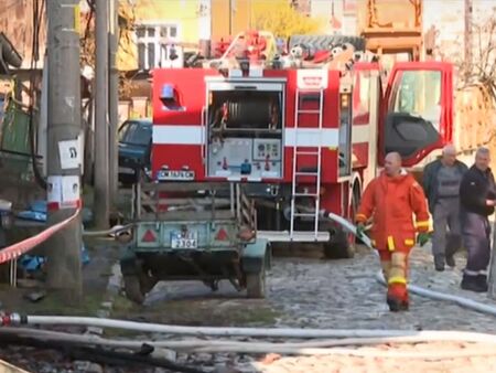 14 евакуирани заради голям пожар в Чепеларе