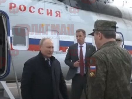 Според руската ядрена доктрина така нареченото "ядрено куфарче" е винаги с президента Владимир Путин. Решението за използване на ядрени оръжия взема той