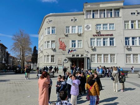 В над 15 училища в Бургас получили терористичната заплаха