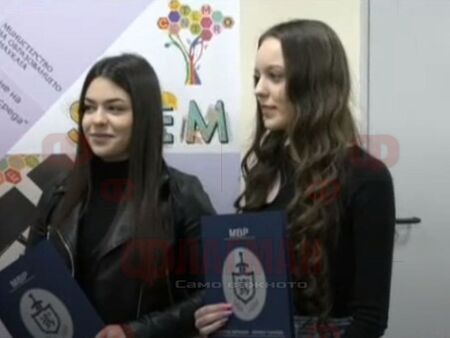 Ученички от Велико Търново намериха разпилени пари и ги върнаха в полицията