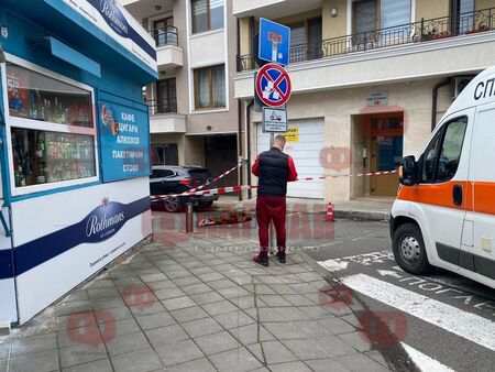 На място има екип на Спешна помощ и патрулка Жена