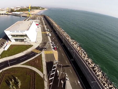 С 3,5 млн. лв. държавата ще укрепва вълнолома до морската гара в Бургас