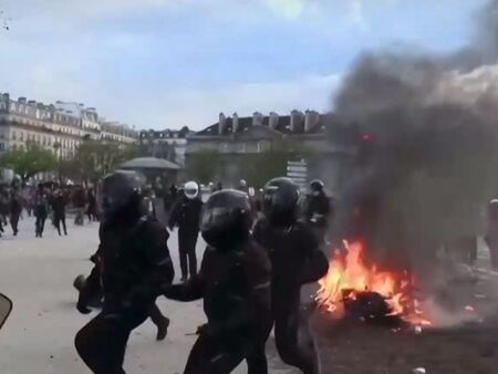 Нови палежи и сблъсъци с полицията в Париж заради пенсионната реформа