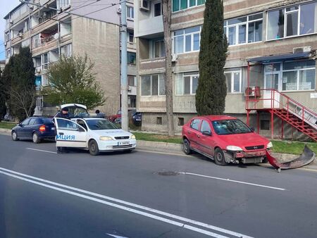 Пежо помете цивилен автомобил на Първо РУ в Бургас, пострадал е полицейски служител