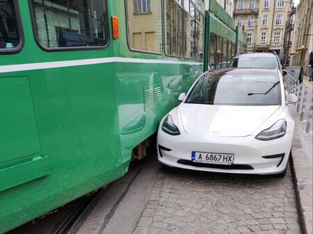 Бургаска „Тесла” блокира обръщалото на трамваите в центъра на София