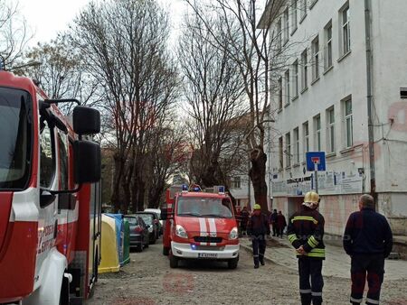 Три пожарни са пристигнали Евакуират ученици от сградата на Професионална