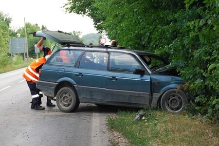 Тежка катастрофа, мъж заби колата си в дърво