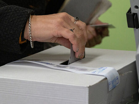 Опашка от гласуващи в столичния 25-и МИР: Краят на изборния ден ще бъде в 21:00 часа