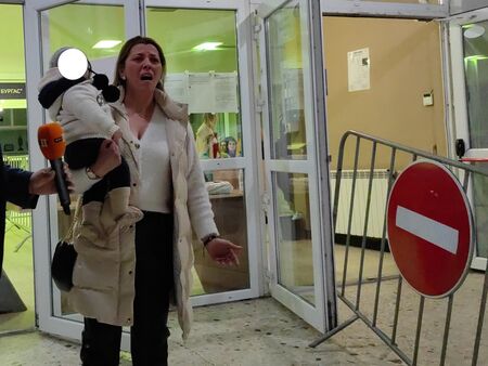 Майка дойде с 10-месечното си бебе в зала „Бойчо Брънзов“, за да оправя объркан изборен протокол