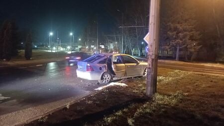 Пиян и без книжка се оказа водачът на Опела, който се заби в стълб в Бургас