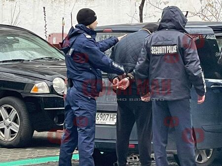 Екшън в жк. „Лазур“, натръшкаха 21-годишния Георги, в раницата му – везна и 72 свивки трева