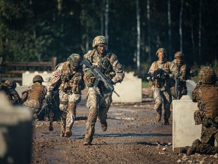 Латвия връща задължителната военна служба