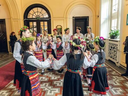 Лазарки от Китен закичиха с цветен венец областния управител проф. Мария Нейкова