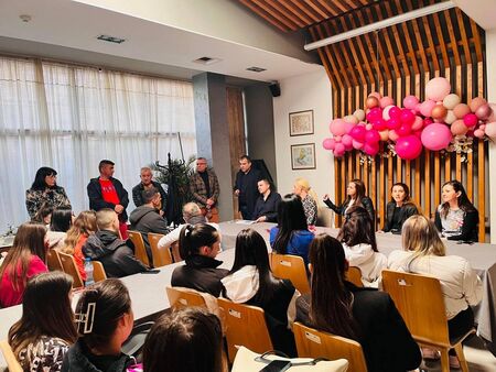 Събитието събра десетки ученици с работодатели в залата на ПГТ