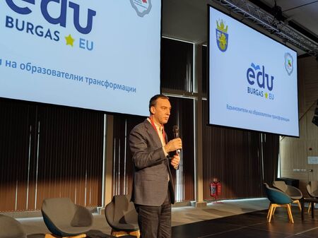 В Бургас започна мащабен национален форум, посветен на STEM обучението и иновациите в образованието
