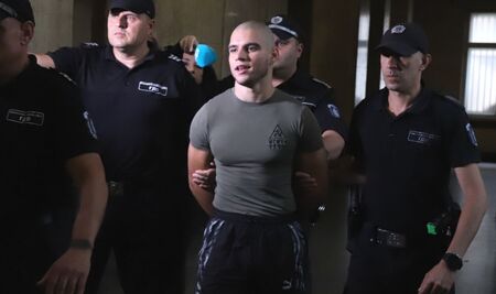 Прокурорският син от Перник Васил Михайлов е изрисувал килията си с пречупени кръстове