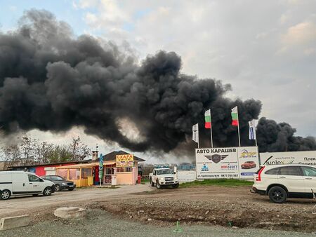 Пожарът в Бургас е опасно близо до сервиз „Авто Карашев“, евакуират обекта (СНИМКИ)