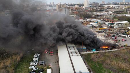 Огънят гори вече приблизително час Пожарът край сервиз Авто Карашев