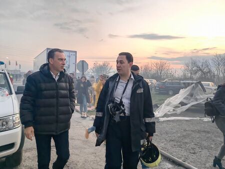 Първоначалната информация е за избухнала газова бутилка Докато работници в