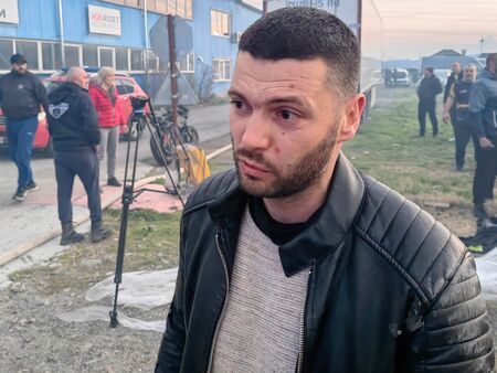Собственикът на "Авто Карашев" с разказ, огънят започнал след силен тътен