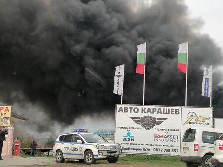 Огромен пожар вдигна тази вечер на крак цялата бургаска пожарна,